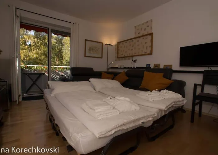 bahnhofsnahe, ruhige und sonnige 2 Zimmerwohnung im Dichterviertel (bis 4 Personen)
