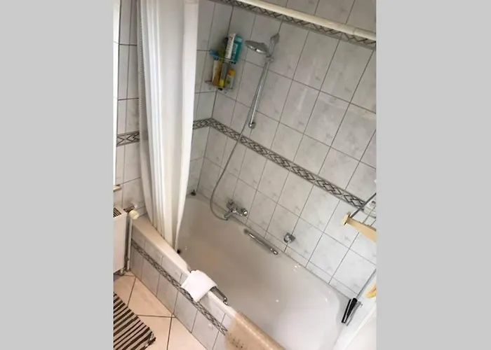 bahnhofsnahe, ruhige und sonnige 2 Zimmerwohnung im Dichterviertel (bis 4 Personen)
