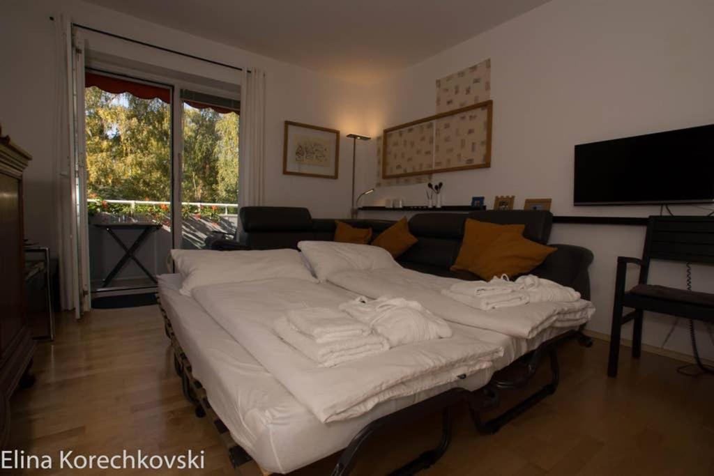 Apartment Bahnhofsnahe, Ruhige Und Sonnige 2 Zimmerwohnung Im Dichterviertel *