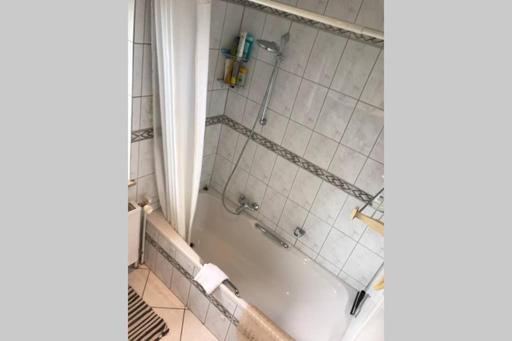 Apartment Bahnhofsnahe, Ruhige Und Sonnige 2 Zimmerwohnung Im Dichterviertel
